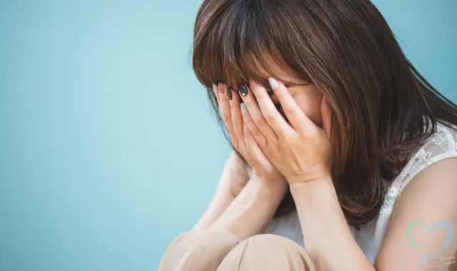 頭を抱える女性