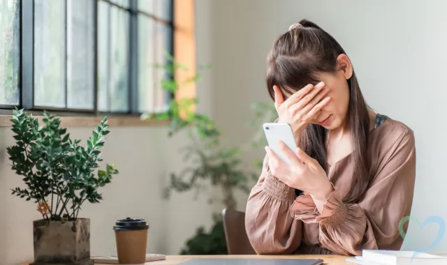 頭を抱える女性