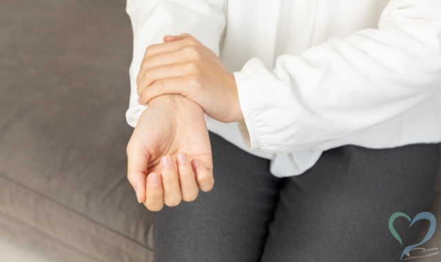 苦痛を訴える人