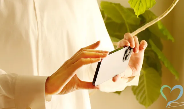 スマホを掲げている人