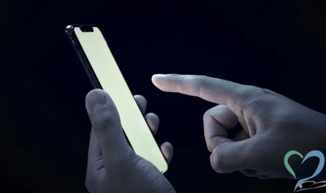 スマホに指を伸ばす