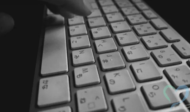 キーボードを打つ