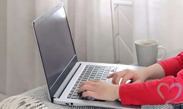 ノートパソコンを触る