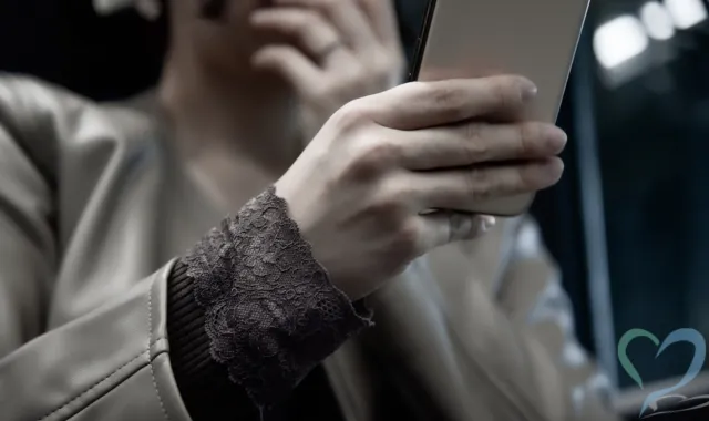 スマホを見て怖がる女性