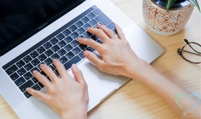 ノートPCのキーボードを打つ