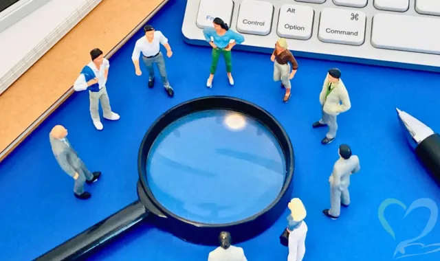 虫眼鏡の周りに集まる人