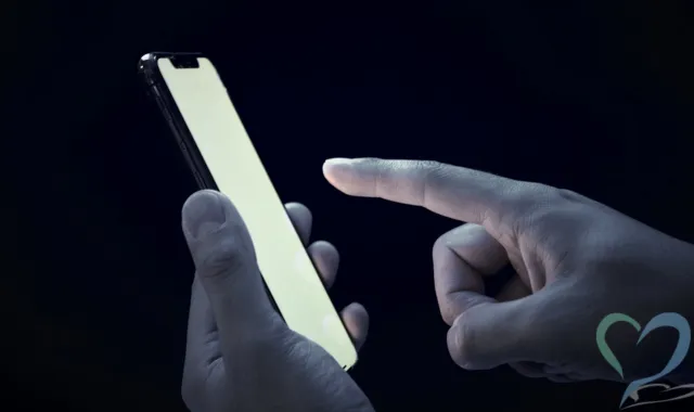 スマホで現在地を特定しているストーカー