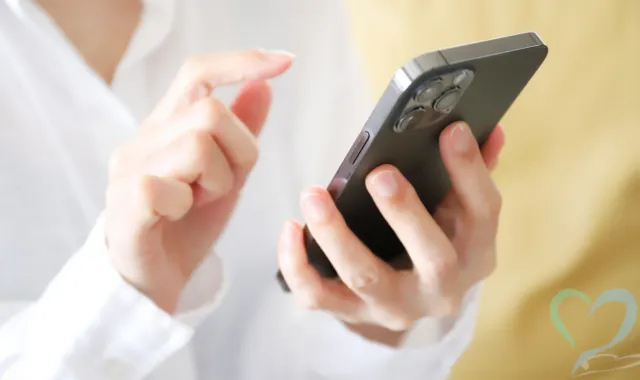 スマホを操作する人