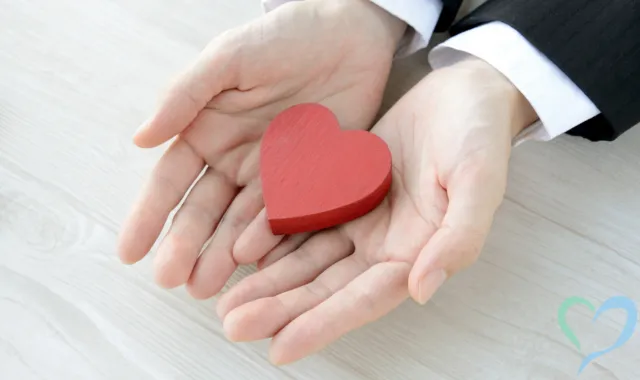 両手にハートマーク