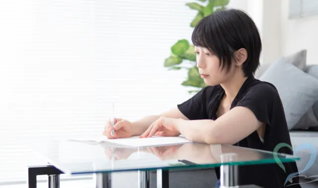 ストーキング被害を書き出す女性