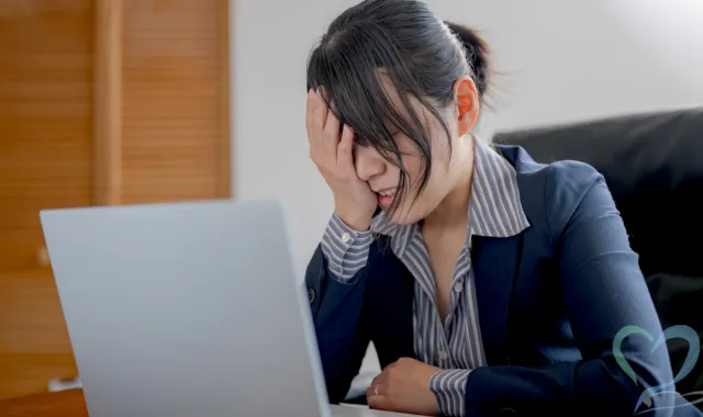 PC前で悩む女性