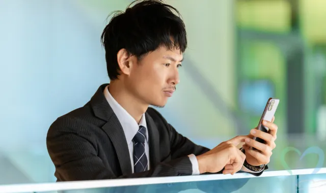 脅迫メールを見つめる男性