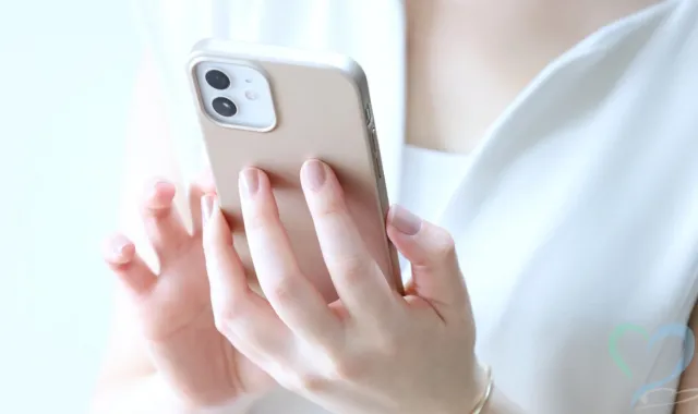 スマホを操作する手