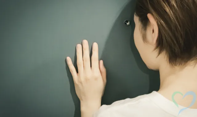 ドアスコープを覗く人