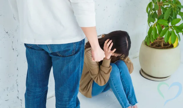 近づくストーカーと怯える女性