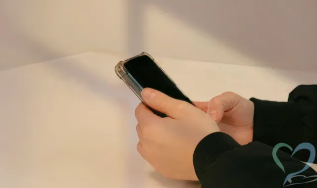 スマホを操作する人