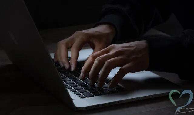 キーボードを打っている怪しい人