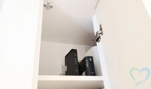 棚に置かれたルーター