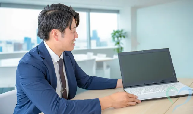 PCを調査する探偵