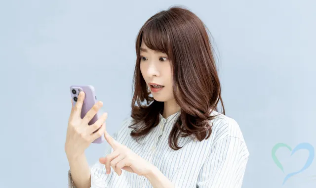 スマホを使用する女性