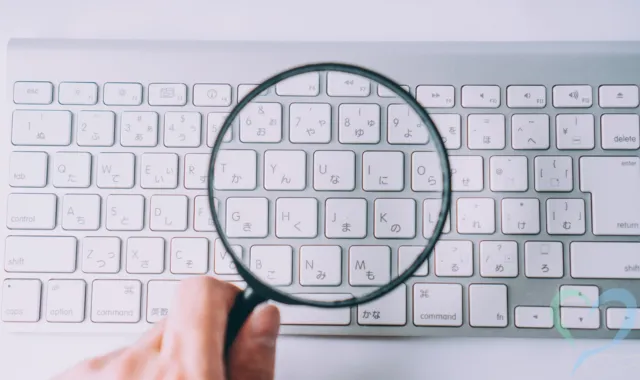 キーボードを虫眼鏡で見ている