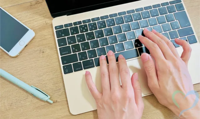 ノートPCとスマホ