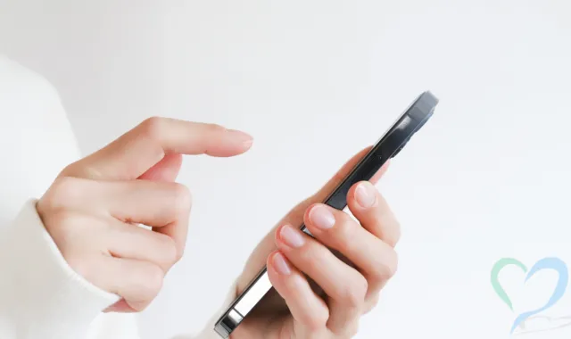 スマホを触る人