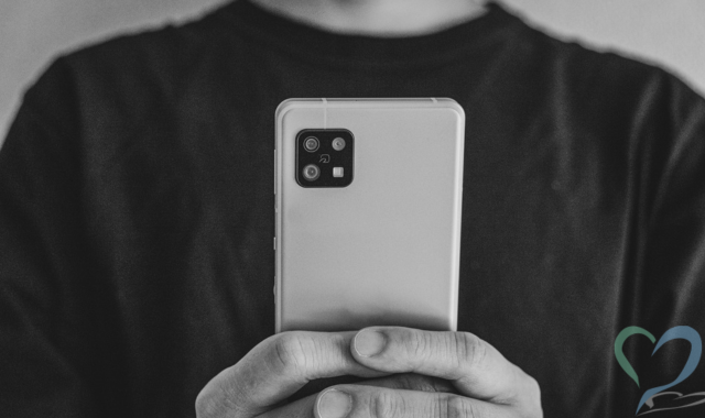 スマホを持っている怪しい加害者