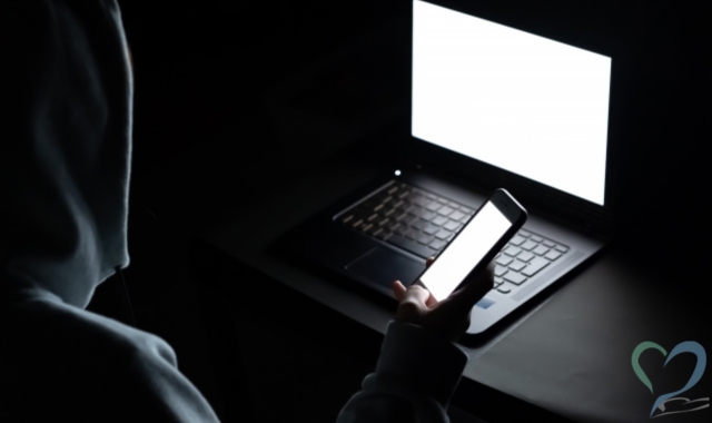 パソコンの前で操作する