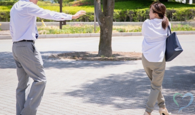 つきまといする男性