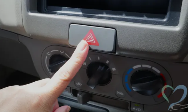 ハザードランプを点滅させようとする