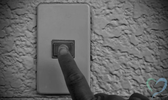 インターフォンを押すストーカー