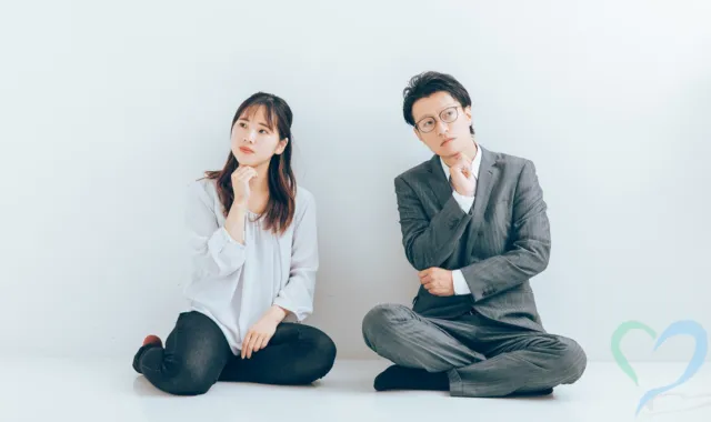 考える男女