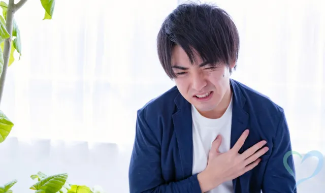 胸に手を当てる