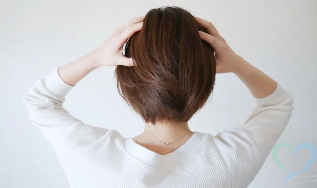 頭を抱える女性