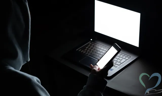 PCとスマホを見る怪しい人