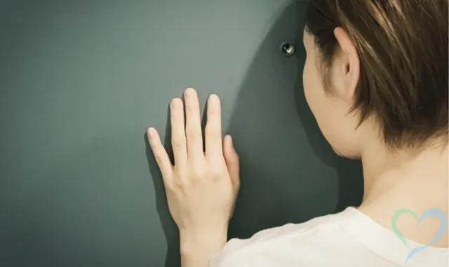 ドアスコープをのぞく人