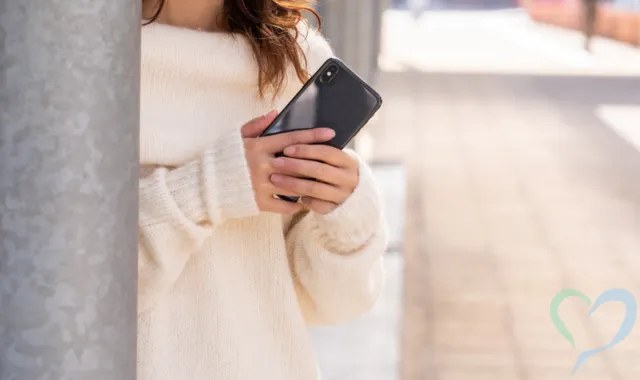 物陰に潜む女性