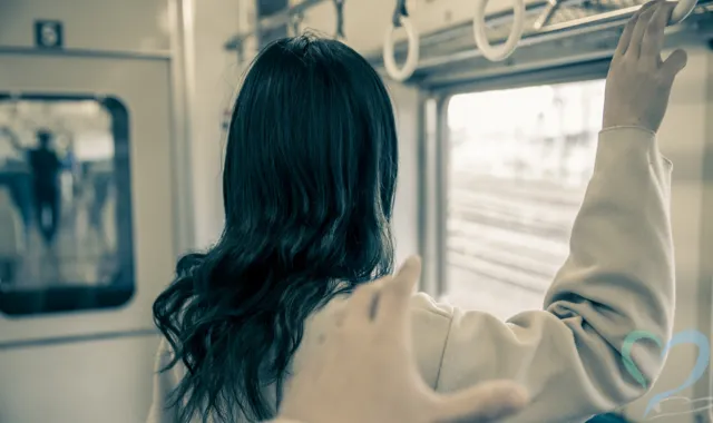 電車内で狙われる女性