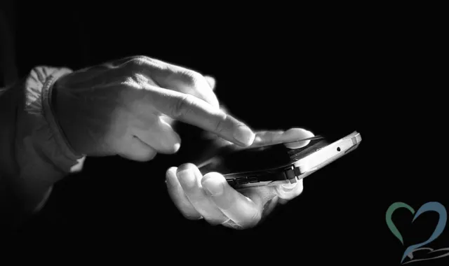 スマホを操る怪しい手