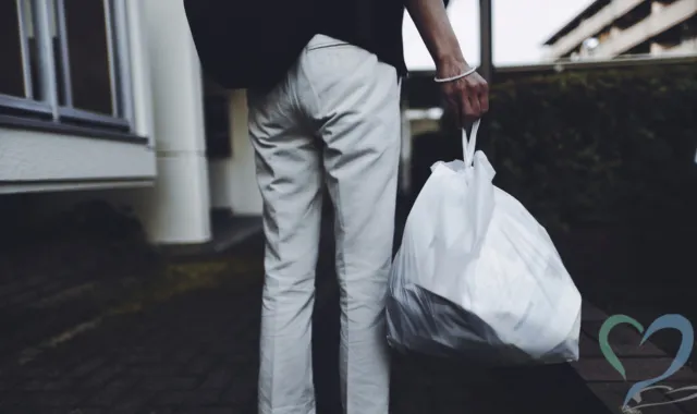ゴミを捨てる人