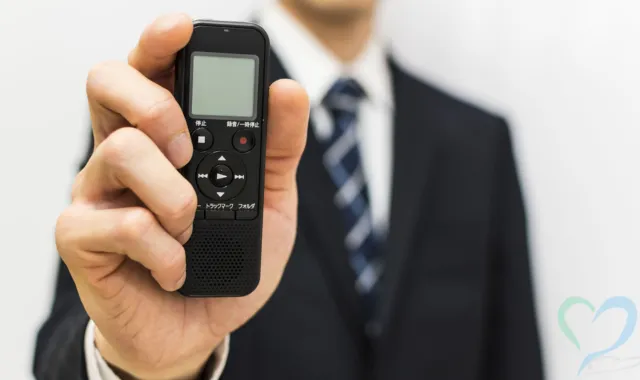 ボイスレコーダーを持つ男性