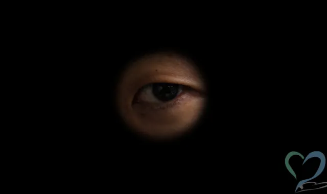 のぞき見する人