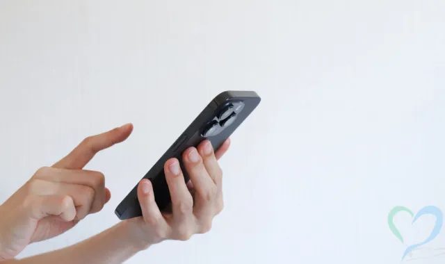 iPhoneを操作する手