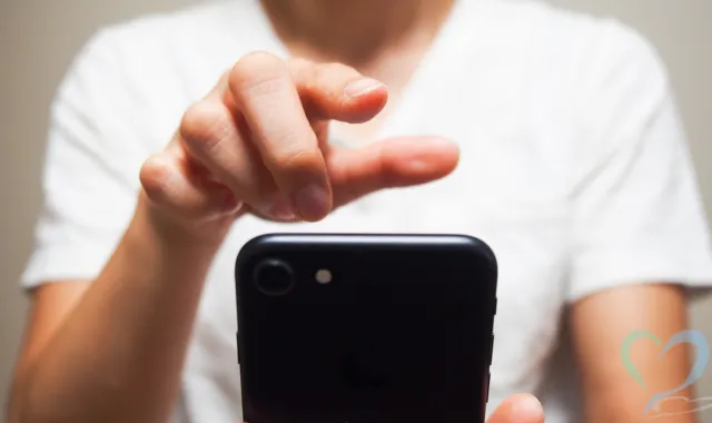 スマホを前に驚く