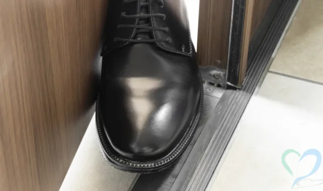 ドアに足をかけられる