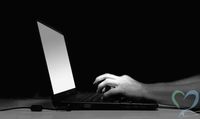 PCを操作する怪しい手