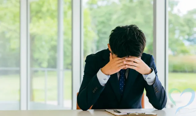落ち込む男性