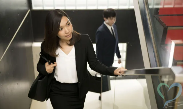 警戒している女性