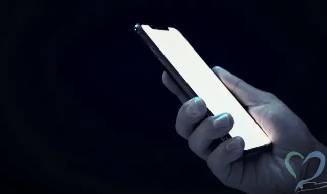 暗闇で光るスマホ